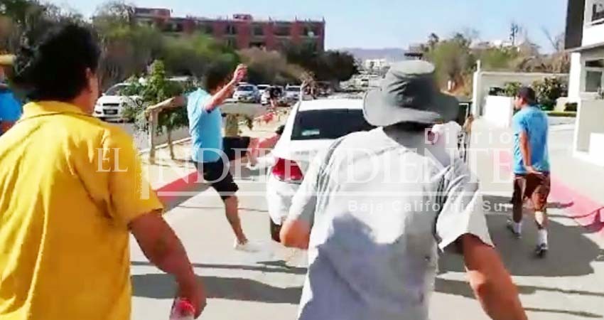 De acuerdo en que taxistas defiendan su derecho, pero no en que bajen a turistas de vehículos: Seretaria Ayto Los Cabos