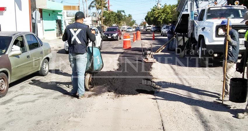 Son atendidas las principales calles de La Paz mediante el programa de bacheo