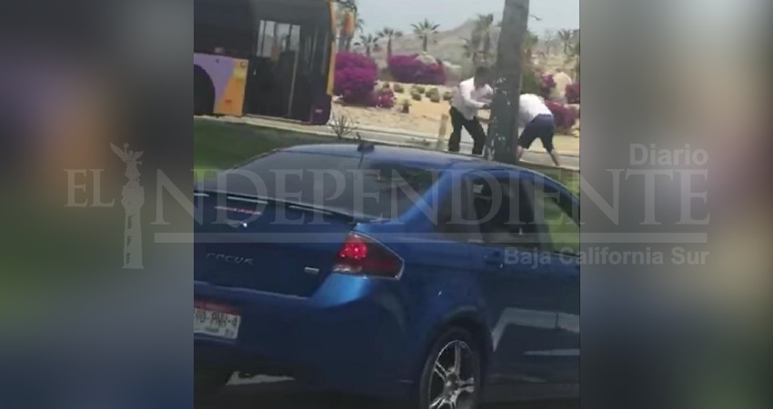 En plena ruta, llegan a los golpes chofer de transporte público y automovilista