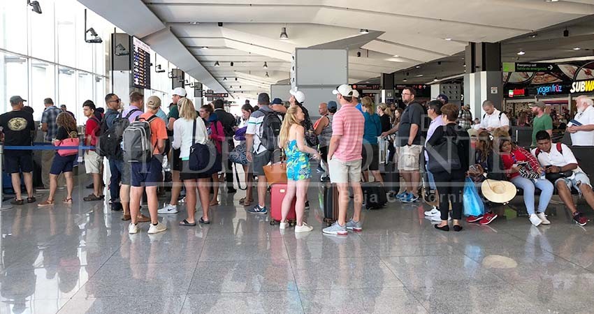 Disminuye arribo de turistas a México; pero en el destino de Los Cabos aumenta