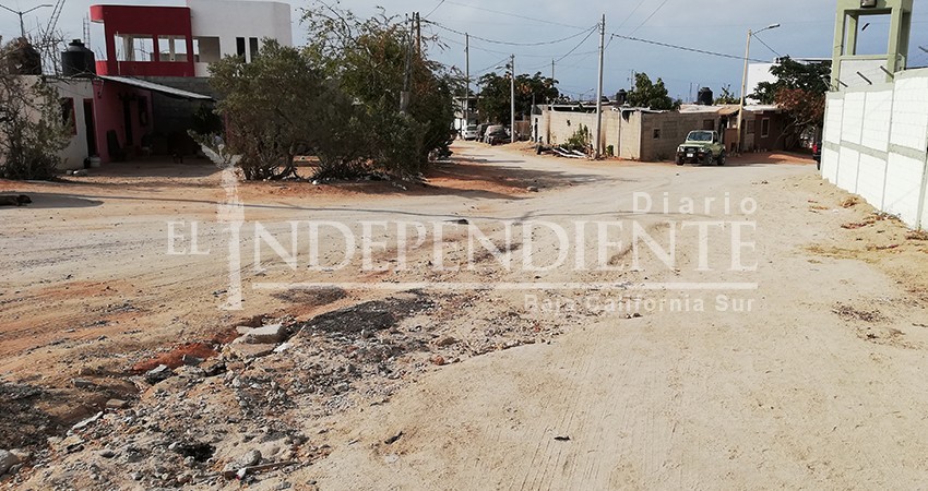 Vecinos de Mesa Colorada piden a Delegado Leggs solucionar escurrimientos pluviales en calles de la colonia