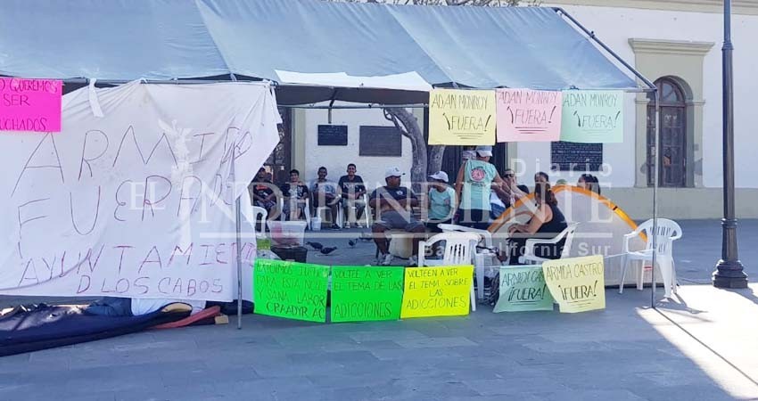 Integrantes de  Craadyr cumplen segundo día de plantón en el Palacio Municipal