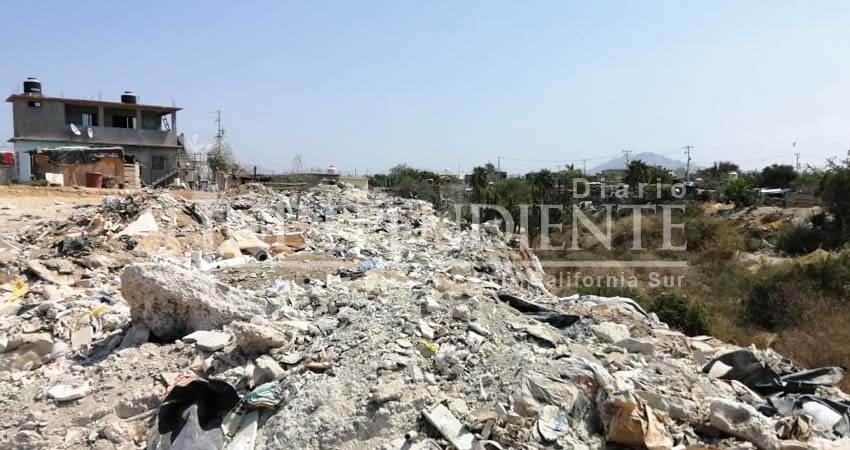 “Ahorcados” de basura cauces pluviales de colonia Valle del Cabo en CSL