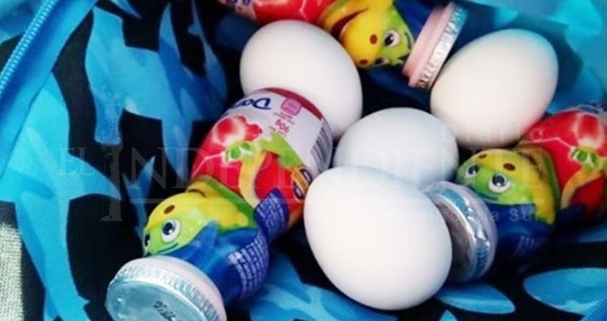 Niño lleva huevos y yogurt al kínder para su amigo que no tiene comida