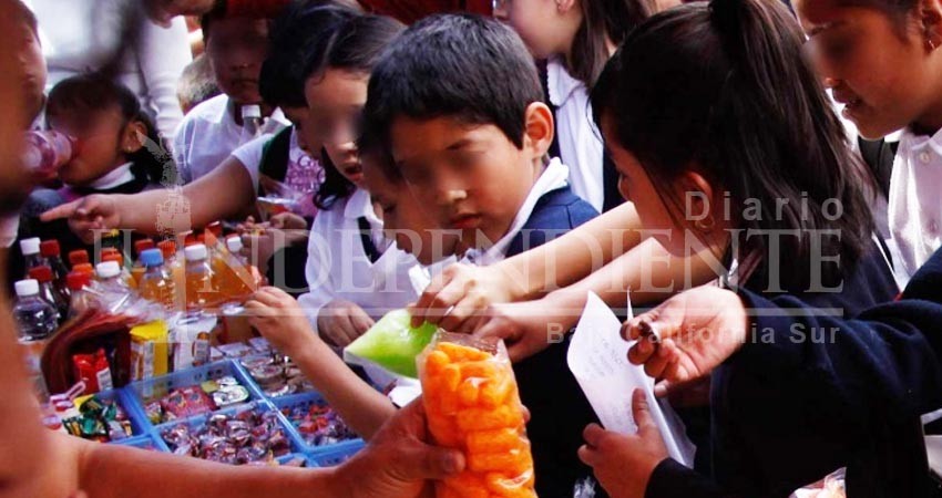 Persiste venta de ‘chescos’ y ‘comida chatarra’ en escuelas