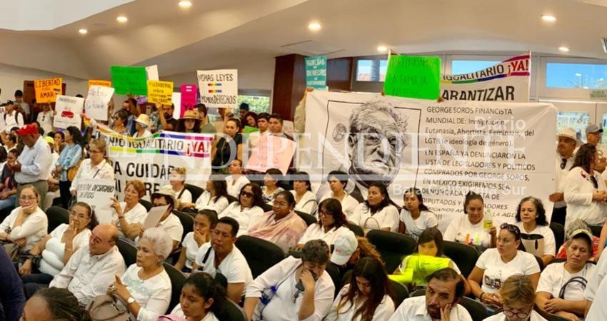 OTRA VEZ... A favor y en contra del Matrimonio Igualitario se manifiestan en Congreso de BCS