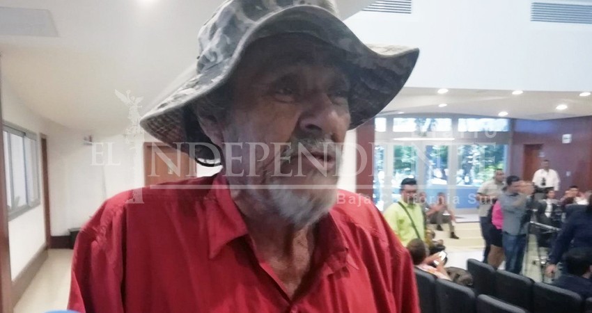 Anciano pide ayuda al congreso...amenaza con huelga de hambre