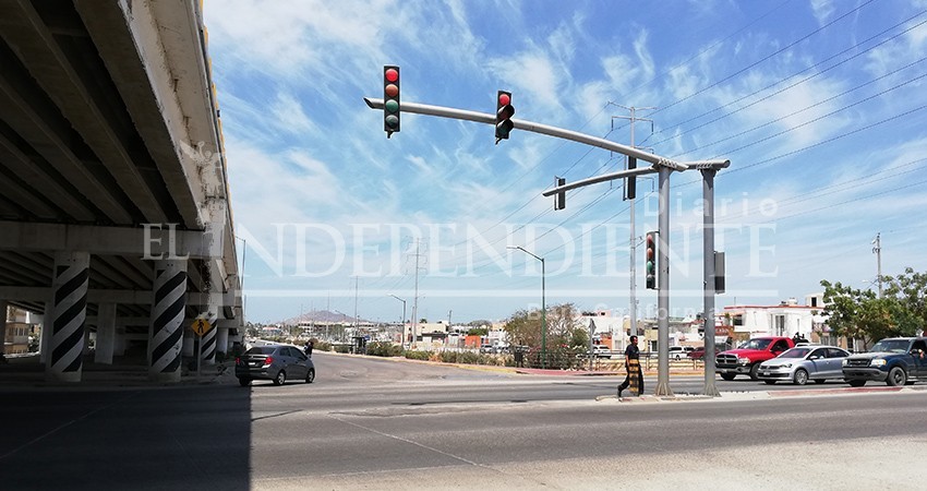 Caos vial provoca sincronización de semáforos en CSL