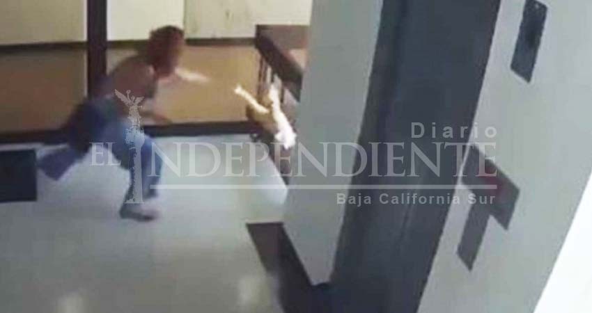 ¡Dramático video! Mamá salva a su bebé de caer varios metros
