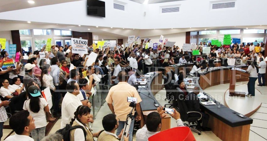 Compara diputada argumentos de diputados conservadores con el Ku klux klan