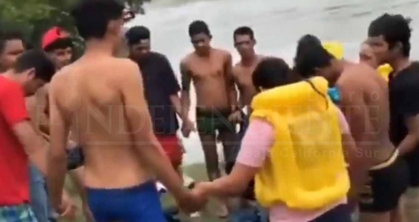 Entre rezos y lágrimas migrantes se entregan al río Bravo