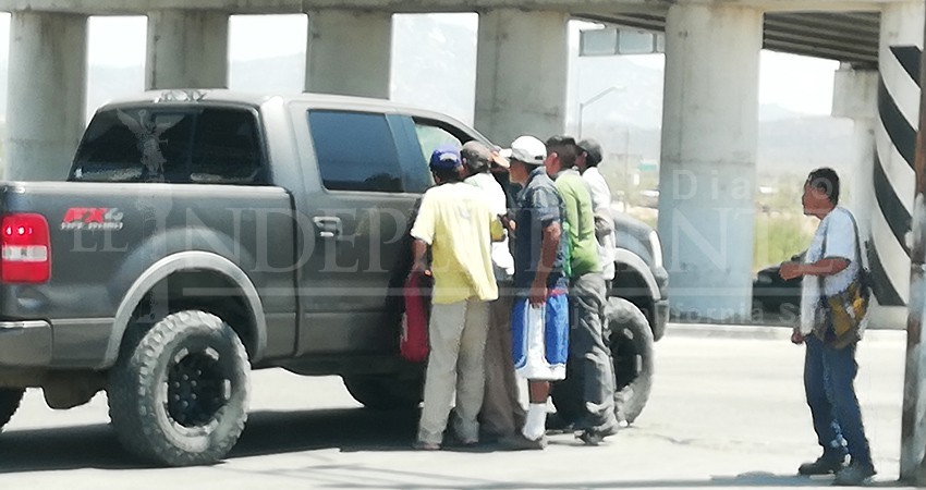 Obreros esperan una oportunidad de vida y trabajo bajo el puente Leona Vicario
