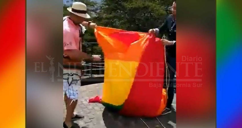 Quitan, rompen bandera LGBT+ y la tiran a la basura; los exhiben en redes