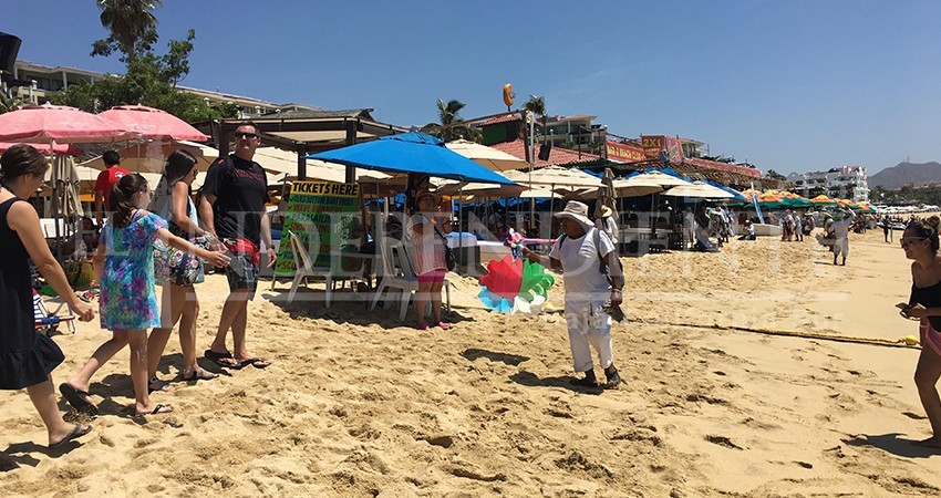 Ordenarán por zonas y colores a vendedores ambulantes de las playas