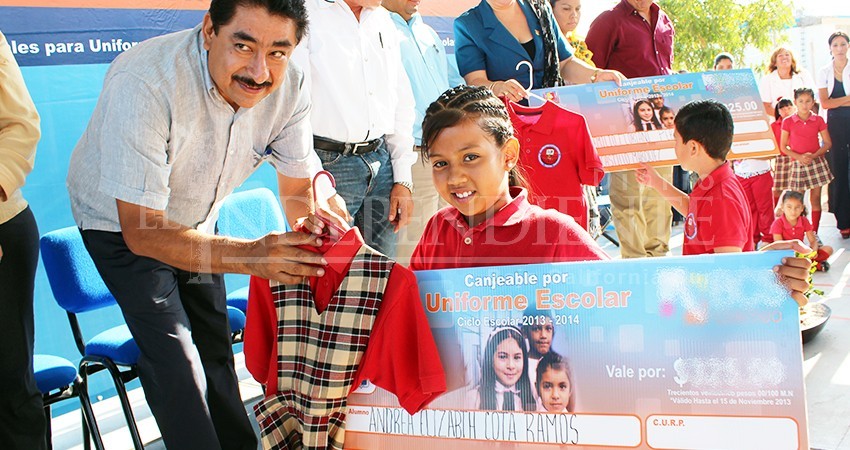 Se repartirán vales de útiles y uniformes una semana antes de entrar a la escuela