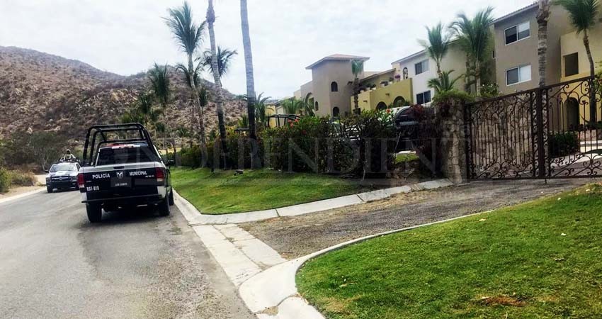 Sin vida localizan a un hombre en condominios del corredor turístico de Los Cabos