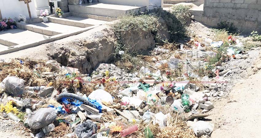 Hasta el tope de basura los panteones de La Paz