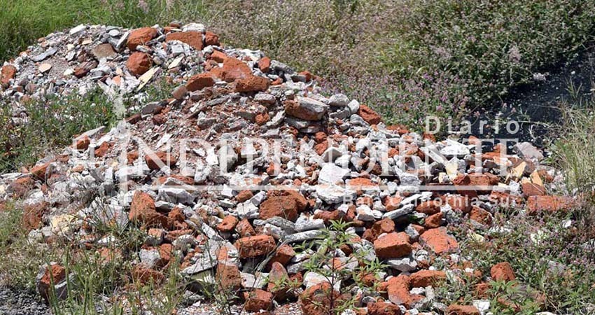 Escombros de construcciones terminan en basureros clandestinos de La Paz