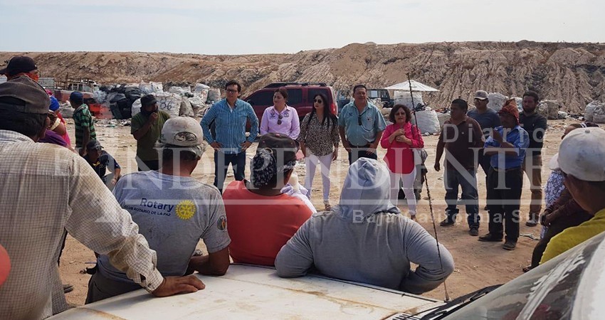 Autoridades Municipales atienden a pepenadores del relleno sanitario de La Paz