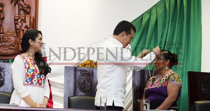 Dan 'medalla Rosario Castellanos' a la escritora Petrona de la Cruz