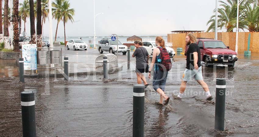 Por derrames de aguas negras, recomiendan no bañarse en playas de La Paz