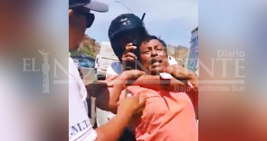 Policía de Los Cabos ataca a un ciudadano por grabar su proceder contra Uber