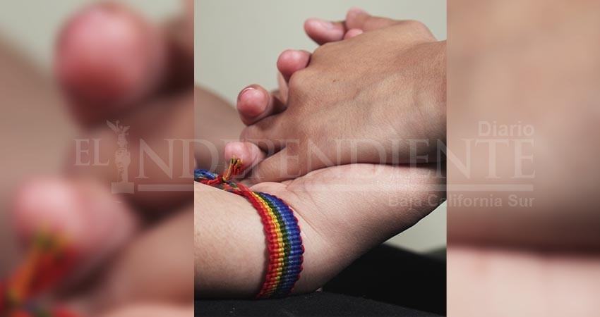 Denuncia pareja les quieren cobrar el doble por celebrar su matrimonio igualitario