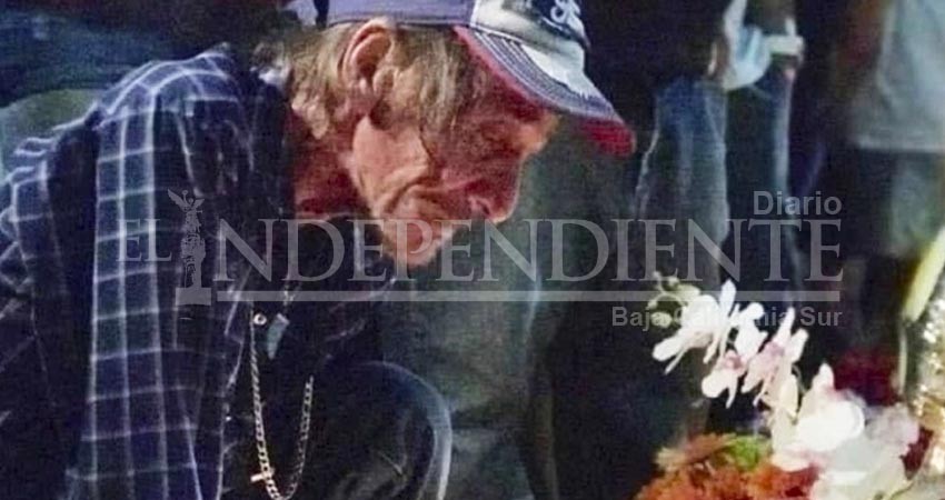 Perdió a su esposa en El Paso e invita a todos al funeral porque no tiene más familia