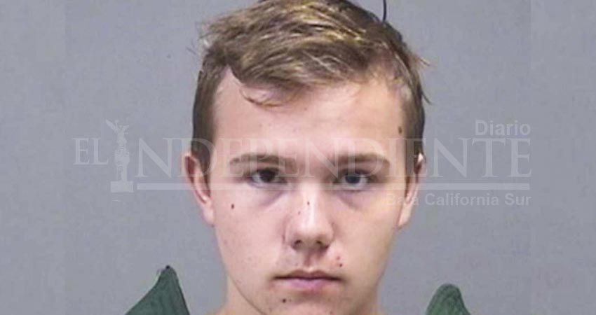 Arrestan a joven que celebró tiroteos; tenía 15 rifles en su casa