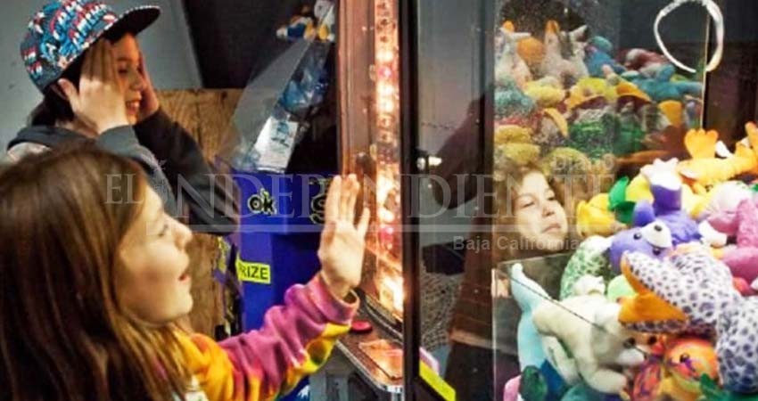 Esta es la trampa de las maquinitas de muñecos de peluche; por eso no ganas