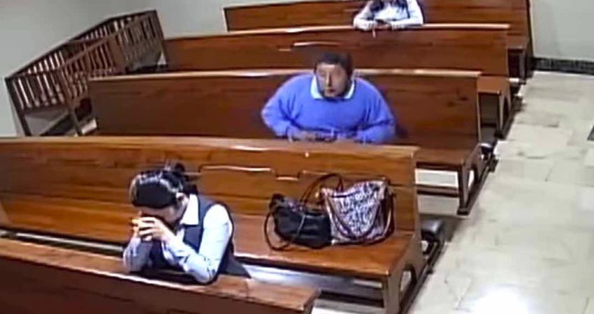 Hombre roba celular en iglesia y todavía se persigna al huir