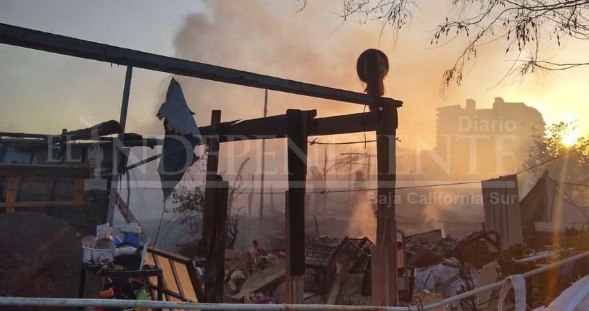 Salieron de su casa en El Manglito sin apagar el fuego, lo perdieron todo