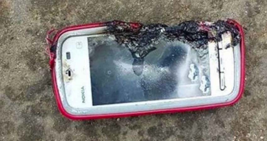 Niño muere electrocutado por usar el celular mientras se cargaba