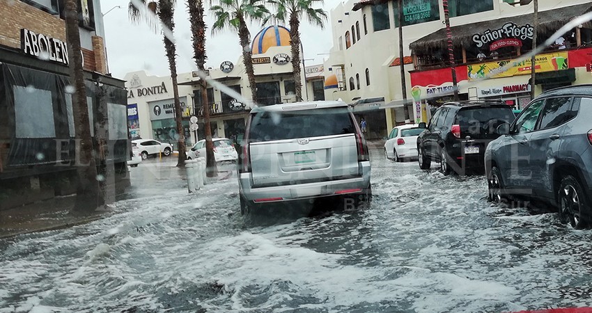 Lluvias evidencian colapso en drenaje de zona turística de Cabo San Lucas