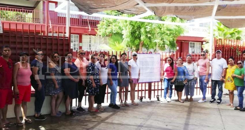 En paro de labores Secundaria Moisés Sáenz de CSL; piden destitución de Directora