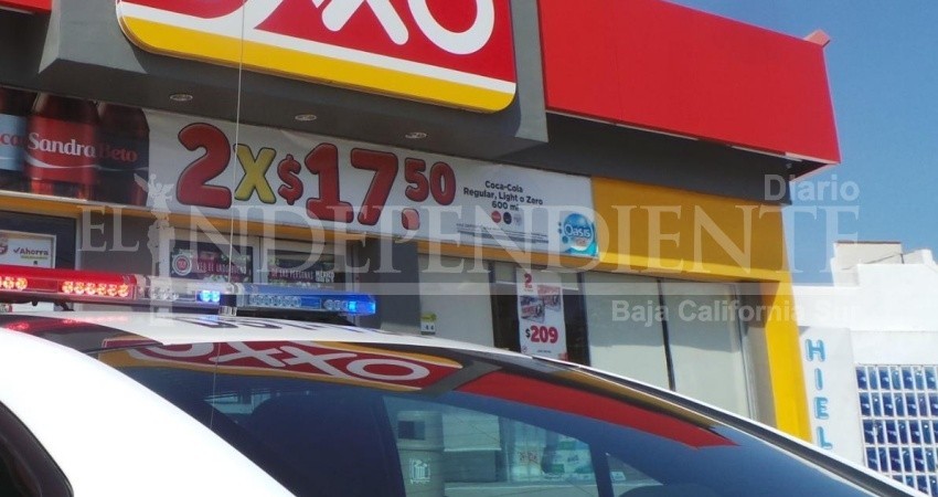 Dos sujetos asaltan tienda Oxxo en CSL; golpearon a los clientes