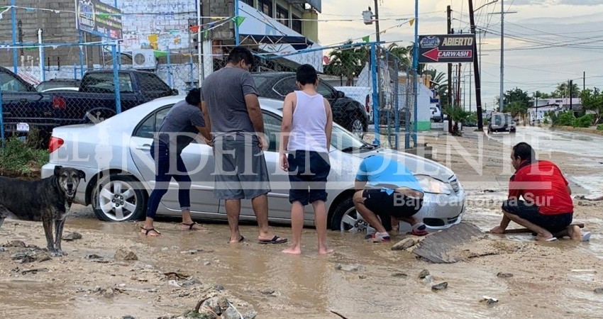 Unos minutos de lluvia causaron severos estragos en vialidades de SJC