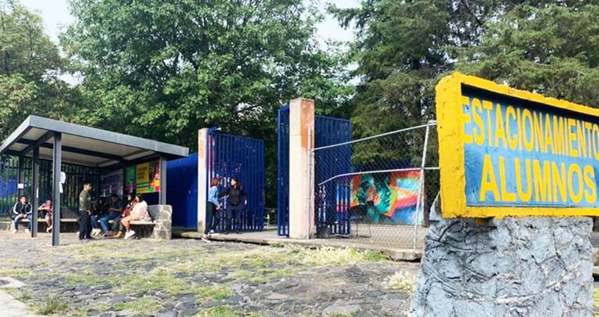 Encapuchados cierran la FCPyS en rechazo a Ricardo Anaya