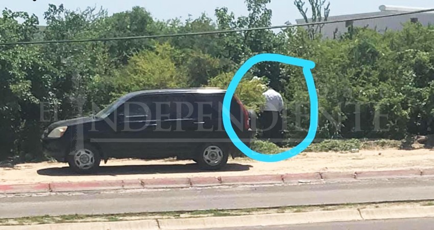 Choferes de transportadoras turísticas y personal de hotel invaden bulevar y orinan en vía pública, acusan vecinos de Costa Dorada