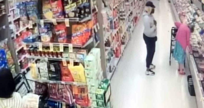 Se busca a dos mujeres que robaron así el bolso a abuelita