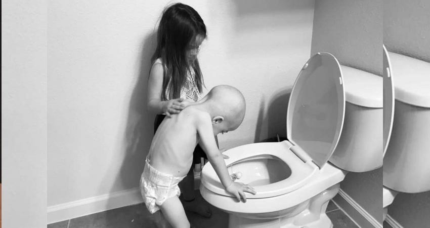 Foto de niña consolando a su hermanito con cáncer conmueve las redes