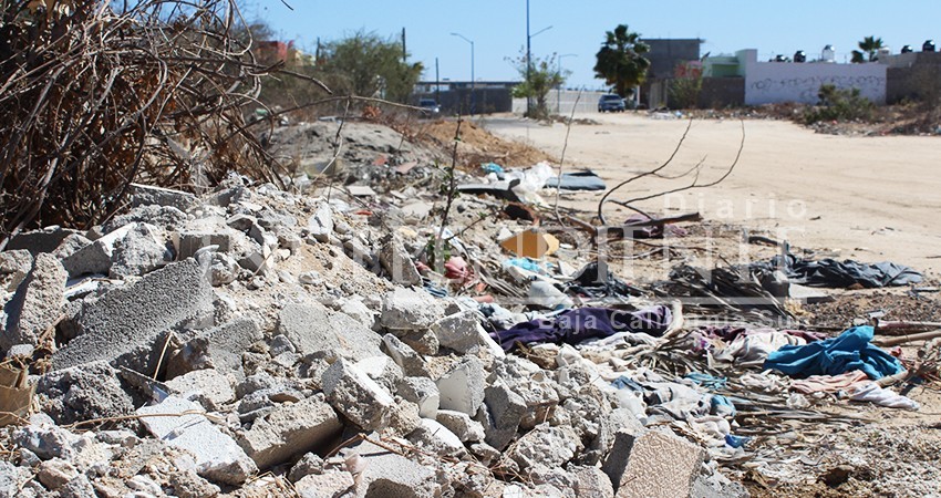Sin control, tiraderos de escombro en brechas y cauces de arroyos
