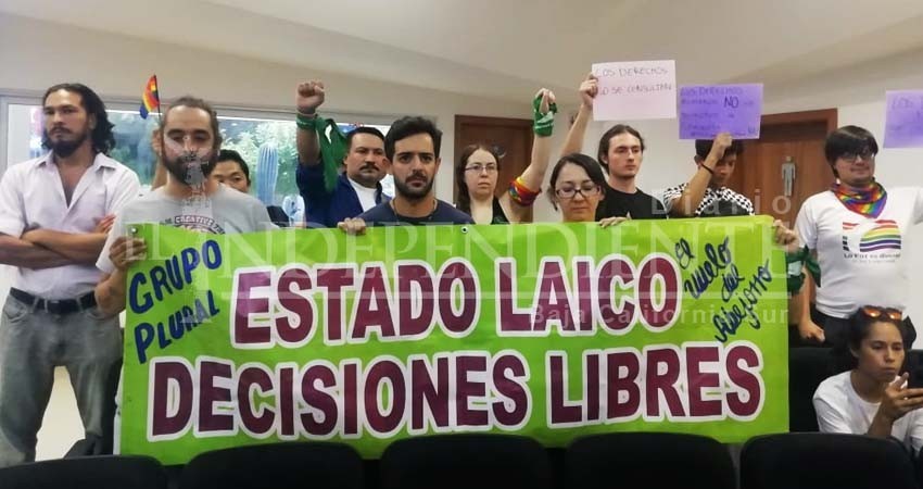 Legisladores buscan deslindarse con las consultas ciudadanas: Manifestantes 