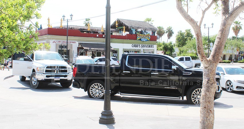 Que funcionarios no se estacionen frente al Palacio Municipal de Los Cabos, pide regidor