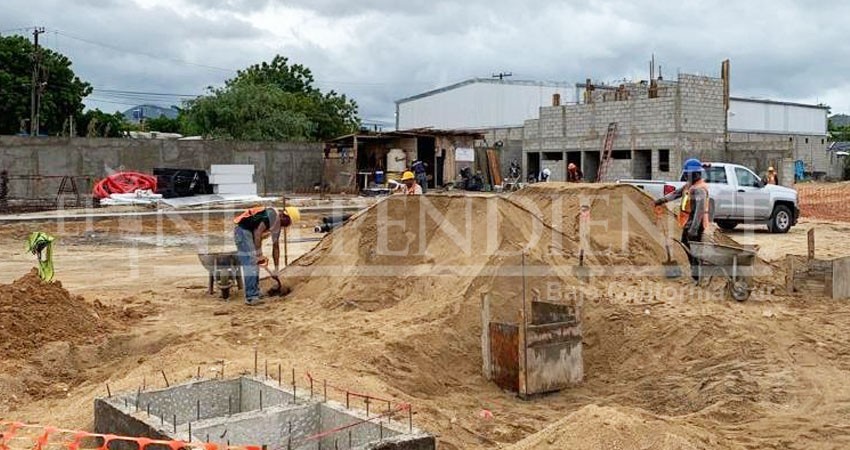 Protestan padres de familia por construcción de gasolinera frente a un Kinder en CSL