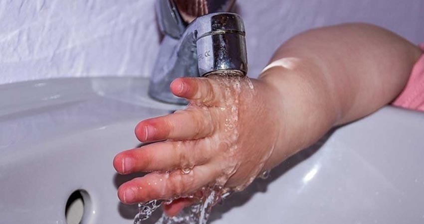 Mata a su hijo con agua hirviendo al tratar de exorcizarlo