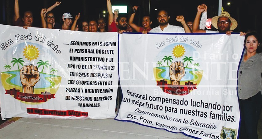 Se manifiestan profesores, exigen plazas luego de 10 años de servicio