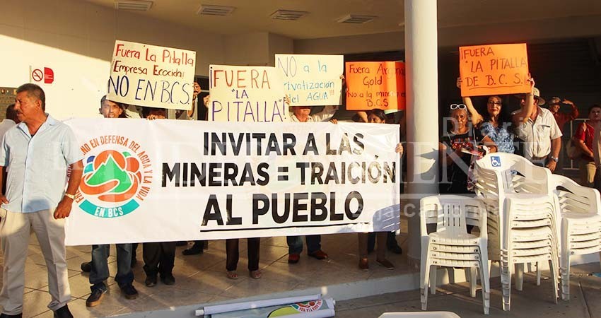 Protestan ciudadanos en el primer informe de Rubén Muñoz