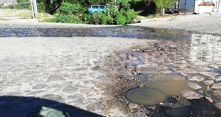 Derrame de aguas negras preocupa a vecinos de la colonia Acuario