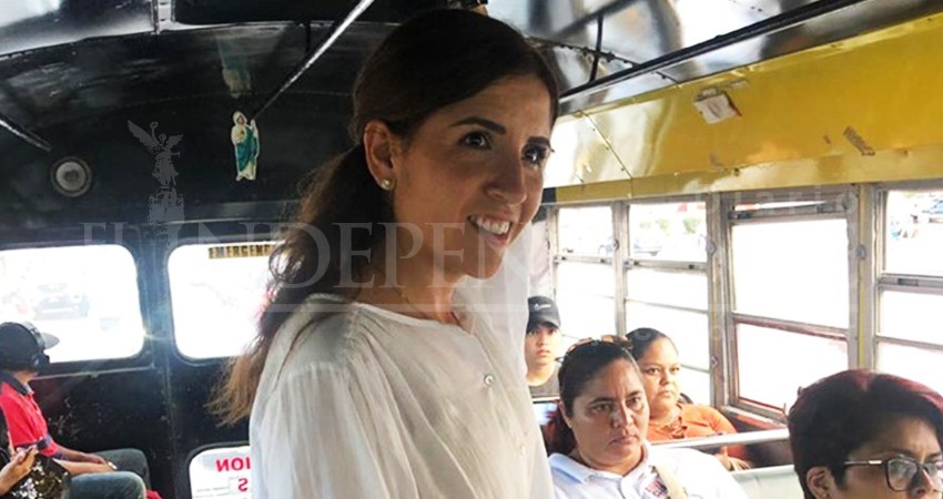 Se burlan de Susana Zatarain por fotografiarse usando el transporte público